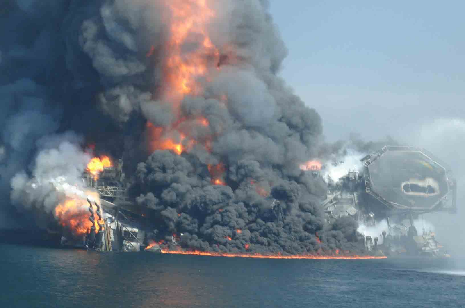 Последняя природная катастрофа. Взрыв платформы Deepwater Horizon. Взрыв на нефтяной платформе Deepwater Horizon (20 апреля 2010). Глубоководный Горизонт авария 2010 в мексиканском заливе. Платформа Deepwater Horizon в мексиканском заливе.