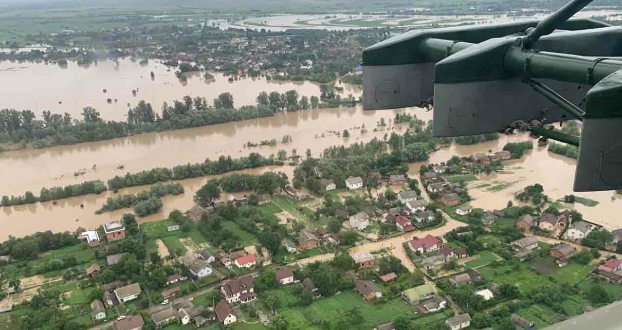 Наводнение в Украине 2020: лес рубят — щепки летят